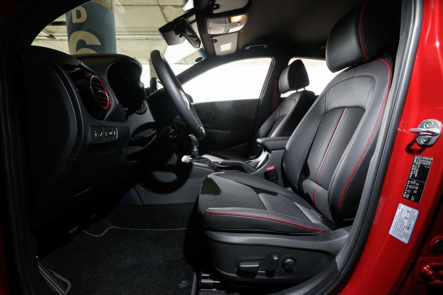 Интерьер Hyundai Kona (OS) 2017 года  (WW) (фото 37 из 50)